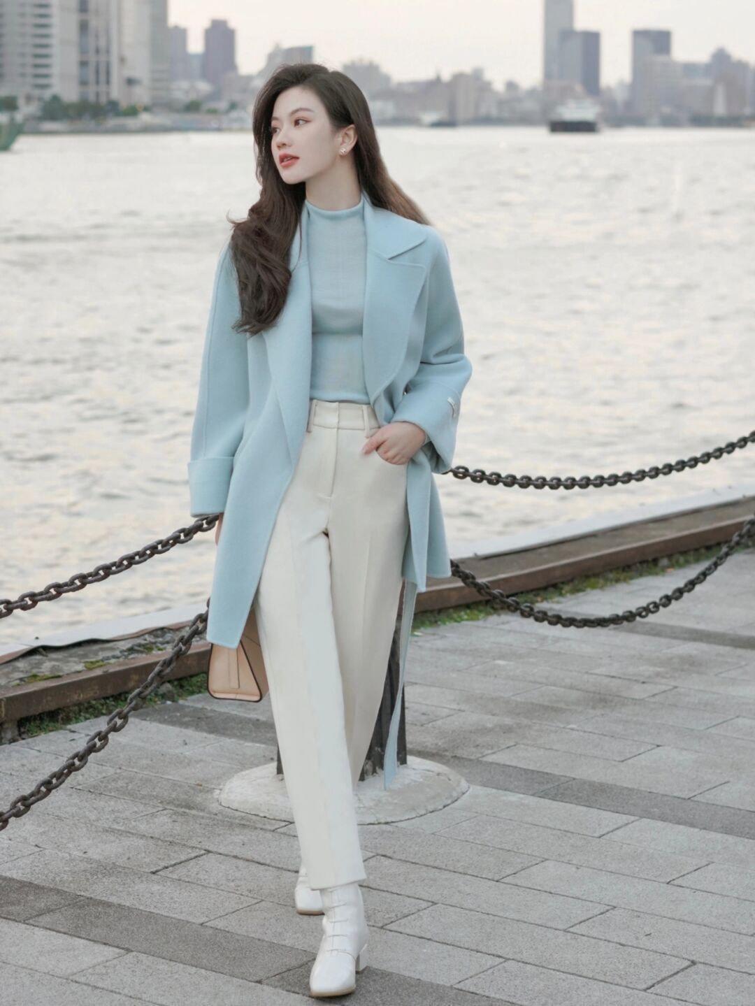 大衣|冬天就要穿得保暖还好看,蓝绿色大衣+白色西装裤,知性又优雅!