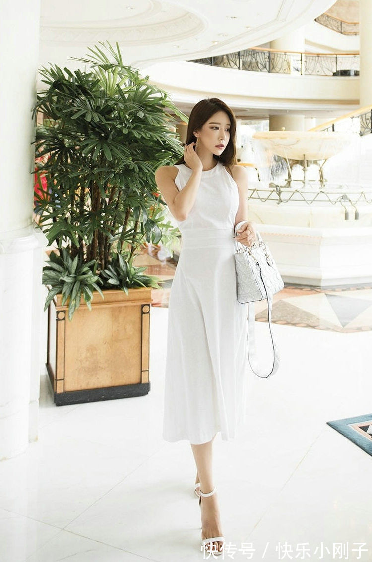 曲线 衬衫搭配的黑色半身裙,简约利落的设计,轻松展现女性的曲线美