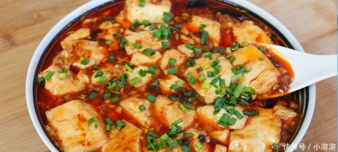 2盒豆腐,1勺淀粉,这个做法百吃不厌,出锅那一刻口水留下来