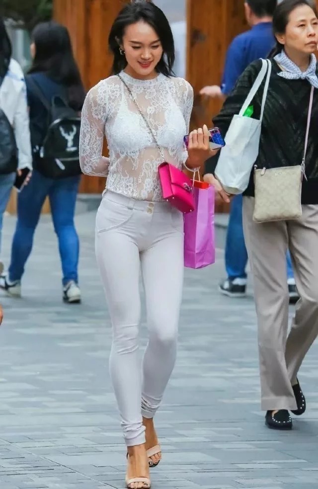 街拍:面带笑容的小姐姐,身穿格子长裙,时尚优雅