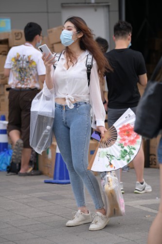 如此休闲风真的美,颜值高才能这么任性,太有魅力了