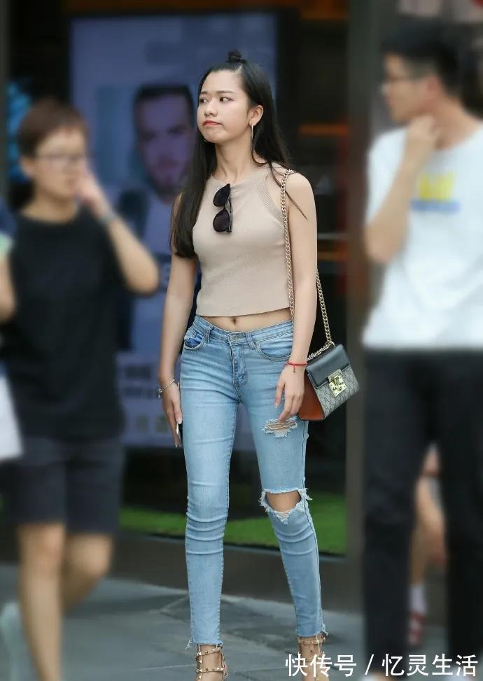 女生们 无袖款T恤,与修身长牛仔裤搭配,时髦有型韵味十足