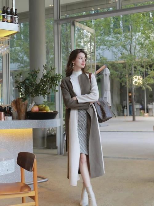 天气变冷了，选择穿羽绒服还是大衣？这几种穿法好时髦！