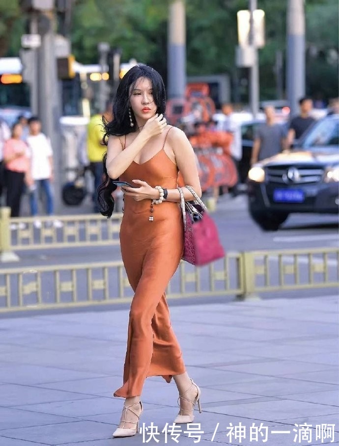 走路|这“一米六”的紧身裙一穿,走路都“迈不开脚”,为了美真够拼的