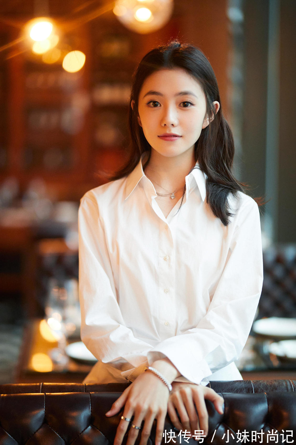 谋女郎|“谋女郎”刘浩存气质绝了,连简约的衬衫裙,都穿出了千金小姐范