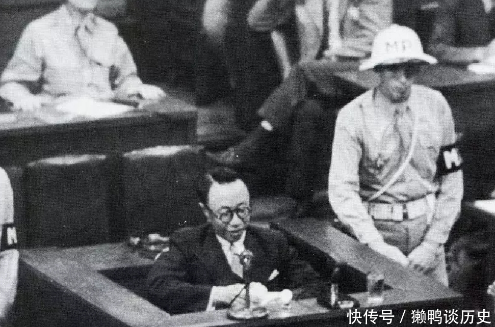 法庭|晚清最后一位皇帝溥仪老照片在法庭上被训话，带妻子游故宫