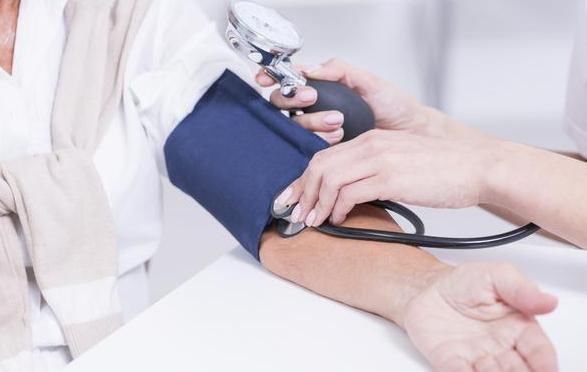 医生|高血压少吃盐就行,不用忌口?医生怒道:3种食物一口都不能碰!