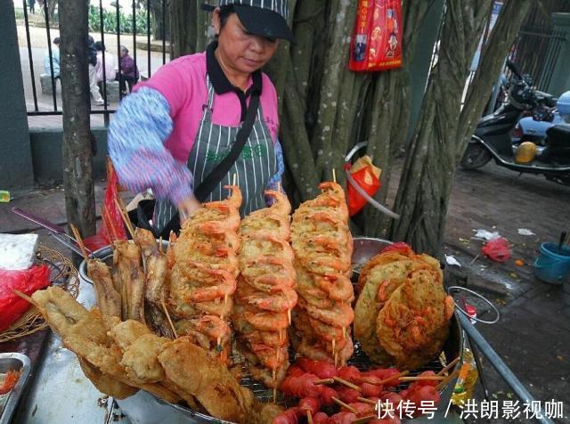 食客|便宜到让人怀疑的小吃,大妈摆摊卖油炸虾,食客都问钱够吗