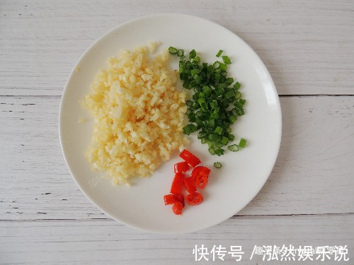 蒜蓉酱汁|鸡胸肉蒸着吃，鲜嫩多汁超入味，开胃下饭两不误，一盘不够吃