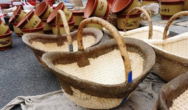 大集上老人卖多年不见的稀罕物,以前你家也有,75元一个值吗?