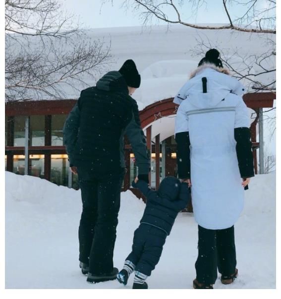 李菲儿|黄晓明深夜秀恩爱,罕见下厨为baby做红烧肉,一家三口用同款水杯