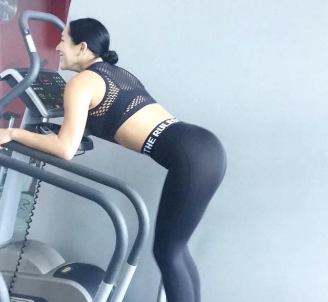 街拍成熟迷人的紧身打底裤美女，勾勒出玲珑般曼妙曲线