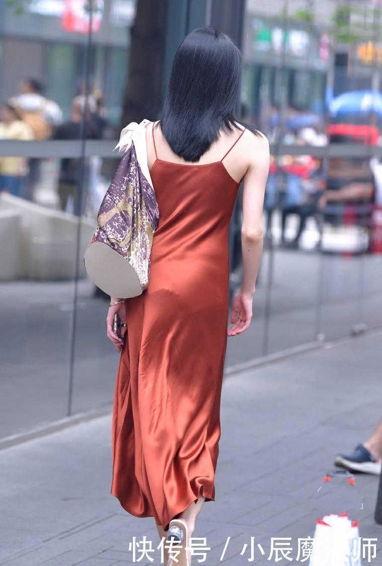 美女长发披肩,同样的颜色不同的气质,蕴含着土味的复古时尚感