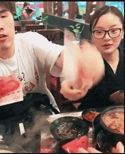 |搞笑GIF趣图:妹子表演的节目搞笑得连自己都忍不住笑场了