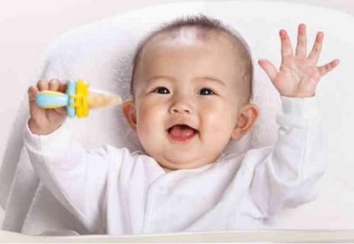 模仿|宝宝婴儿时期有这3种表现，暗示大脑发育好，多半是个“聪明娃”