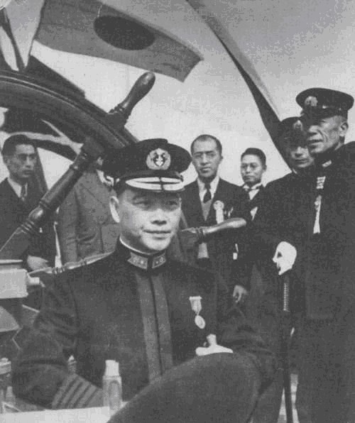 留下|汪精卫儿子回国祭拜父亲,看见父亲的跪像,结果留下9个字扭头直接离开