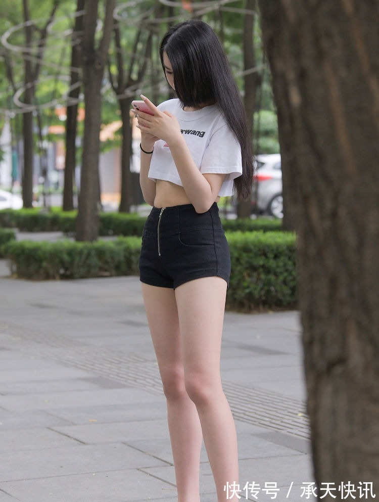 搭配 经典的搭配,白色短款短袖衫,配黑色高腰短裤,清新时尚高挑靓丽