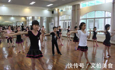 偷窥|女儿换衣服被偷窥,家长保护孩子同时,还应教会他们如何保护自己