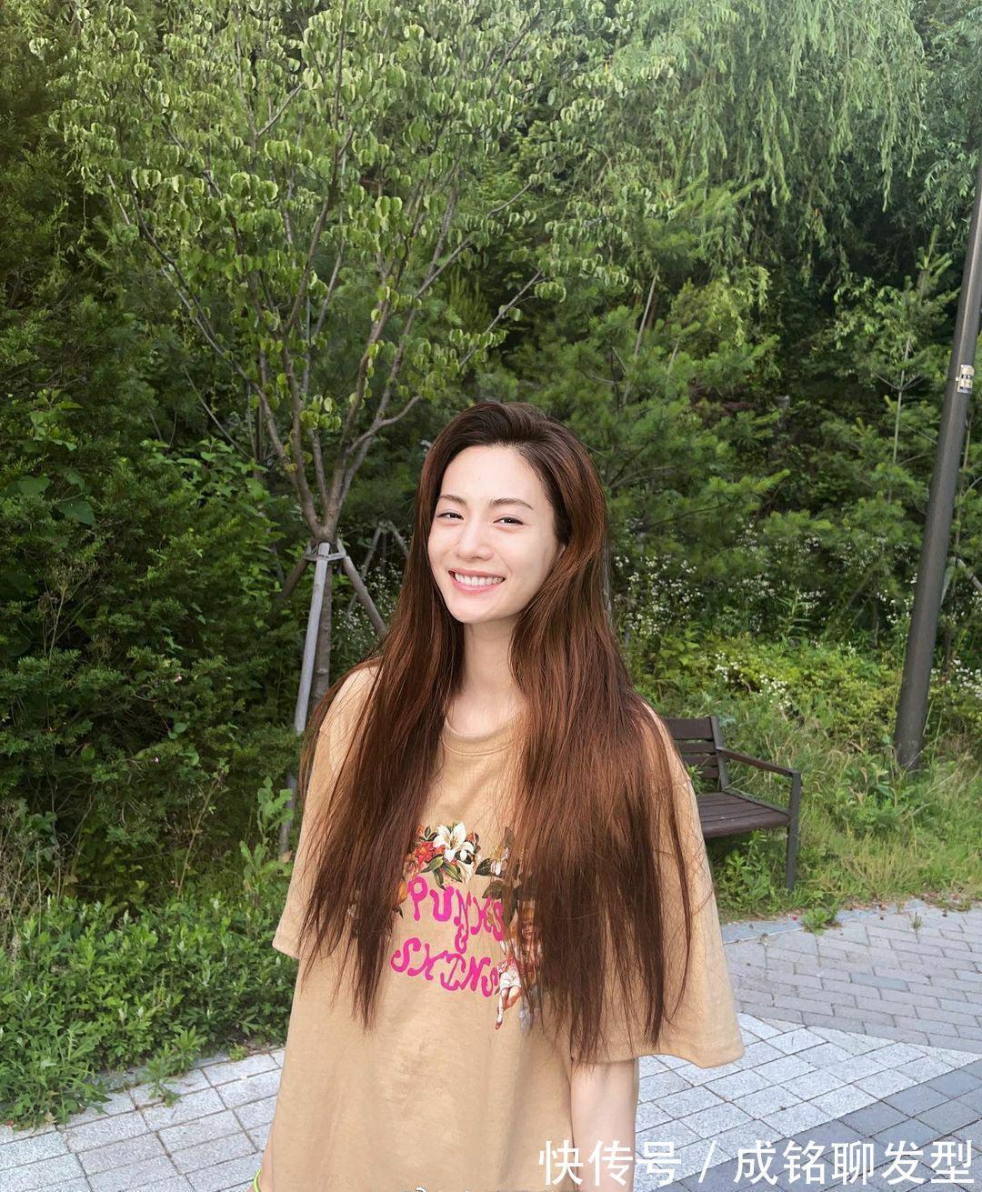 t恤|简约又显嫩的长款T恤穿搭，清爽随意不失时尚，今夏流行这样穿