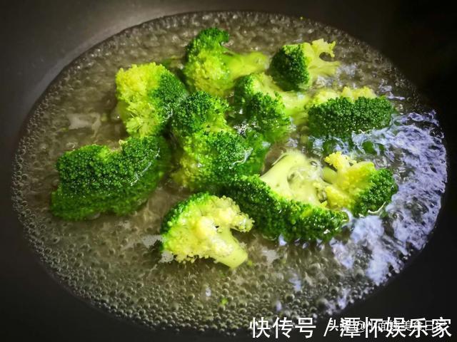 鲜香|秋天,我常用这菜做早餐饼,5分钟出锅,鲜香软嫩,儿子最爱吃