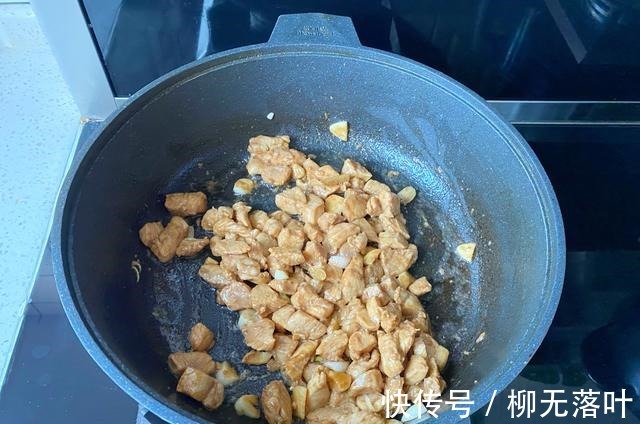 天冷了，就喜欢这种懒人盖浇饭，有菜有肉又有汤，拌米饭超香！