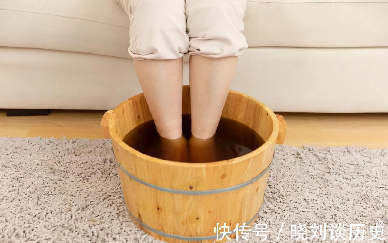 晚上睡觉时|男人经常失眠,怎样能睡个好觉?4个妙招或许能派上用场