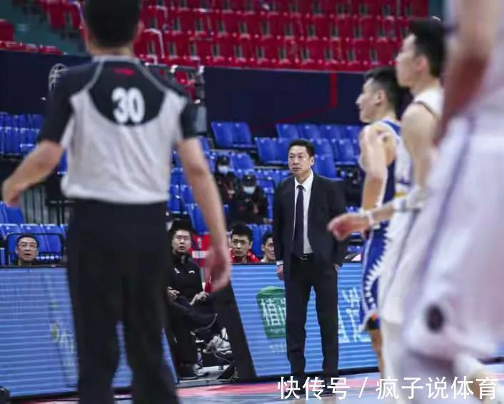 姚明|李春江马布里险些干架,姚明或重拳出击,这种行为太恶劣!