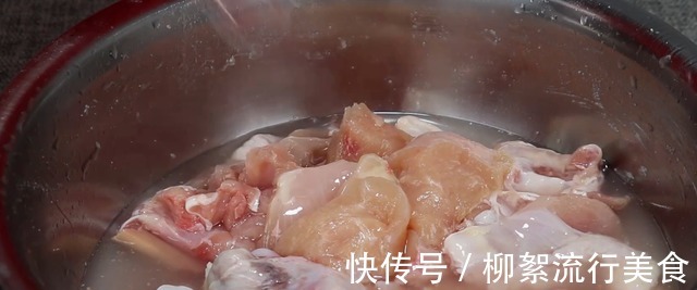炖鸡肉时,最忌直接焯水,看大厨怎么做,鸡肉鲜香滑嫩不腥不柴!