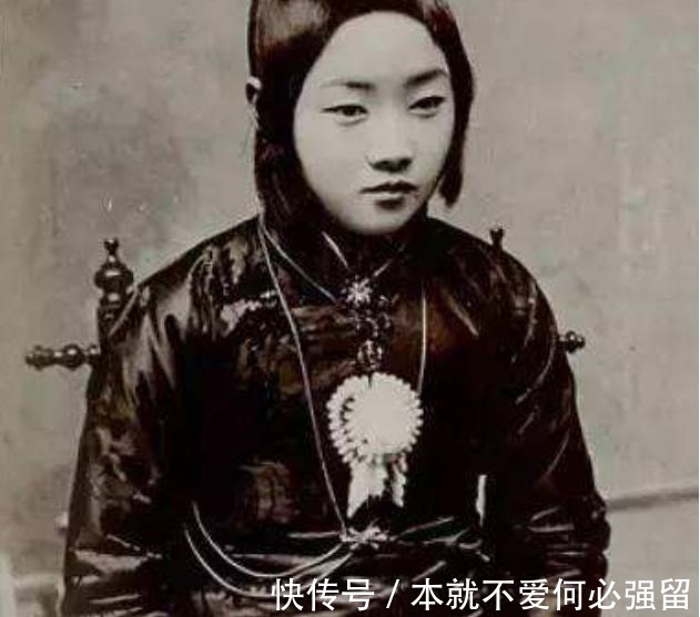 名伶&她是除孟小冬外民国戏曲名伶,5位总统要娶她,建国后被葬八宝山