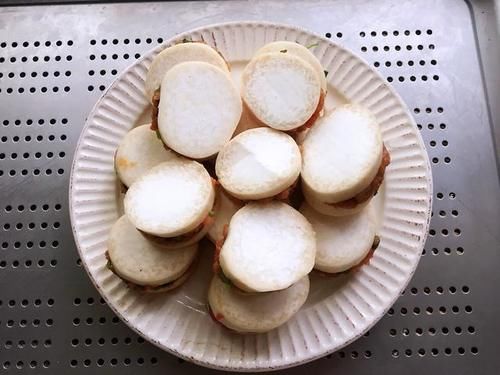  肉末|杏鲍菇换一种新吃法，加入肉泥，蒸一蒸就出锅，味道太鲜美了