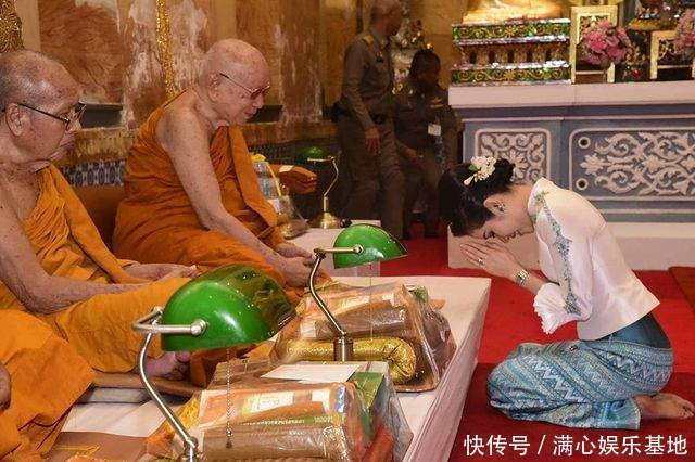 诗妮娜一下车立马跪趴在水泥地不疼吗?比苏提达更卑微,曲线绝了