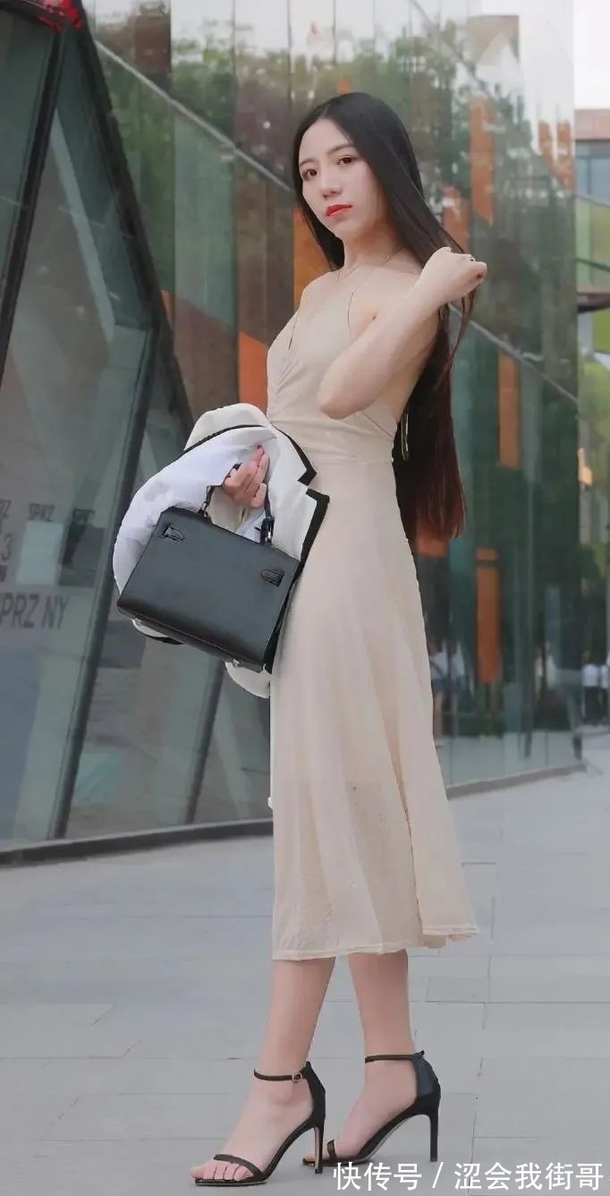 吊带裙 街拍吊带裙时尚小姐姐