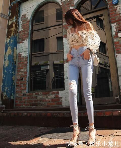 美女 紧身牛仔裤时尚又潮流,修身效果超好,不愧是女孩们的时尚穿搭