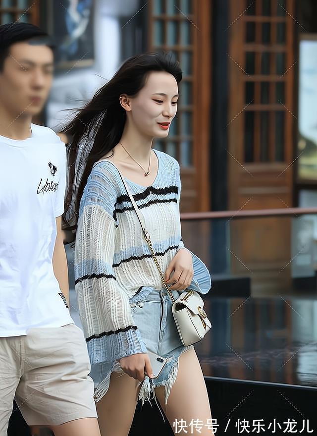 穿搭 喇叭袖针织衫搭配上宽松的牛仔短裤,慵懒又时尚,特别凸显身材