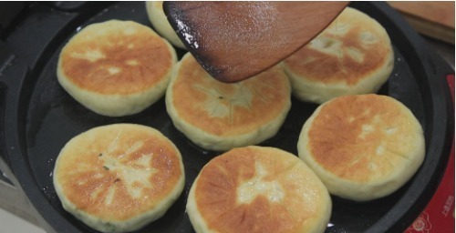 一碗面粉，一盆素馅，不用蒸，快速做蓬松柔软发面馅饼，好吃极了