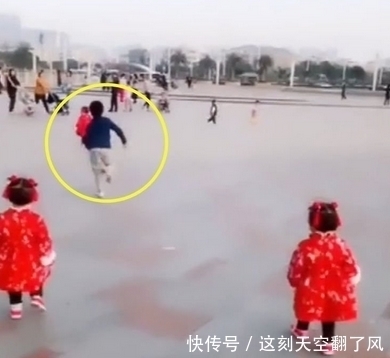 三胞胎|哥哥照顾三胞胎妹妹，妈妈看到很暖心，哥哥当得有模有样