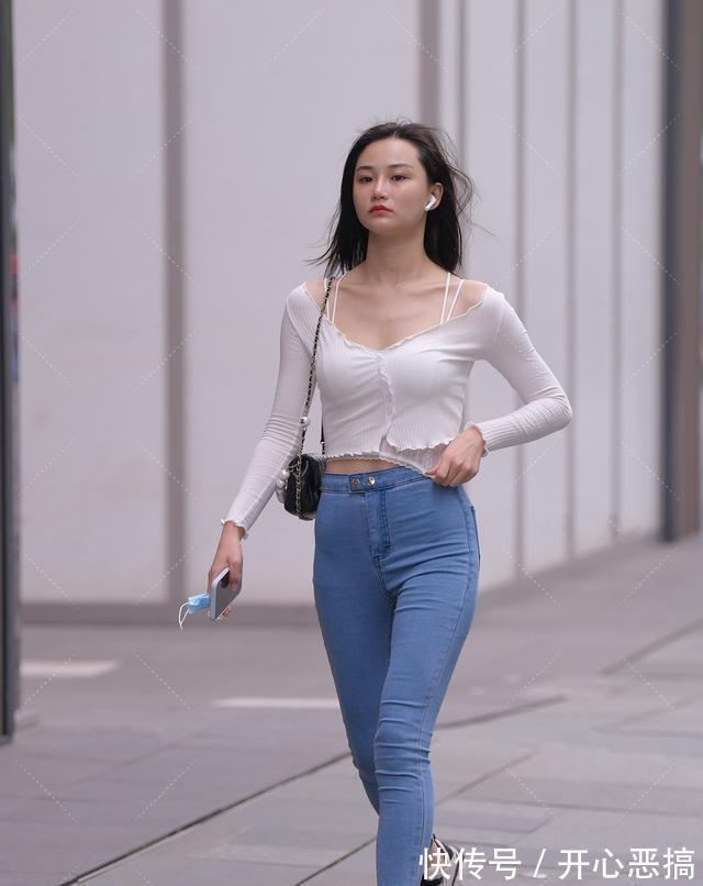 造型|牛仔打底裤搭配白色上衣,打造一个全新的造型,吸引到大众的眼球