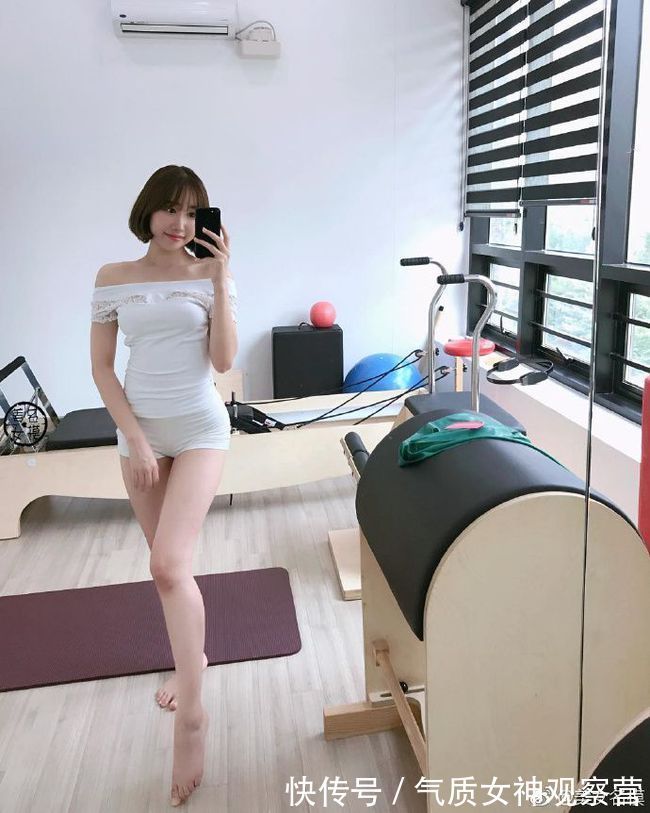 好身材 白色紧身上衣搭配短裤,展示性感好身材,有魅力