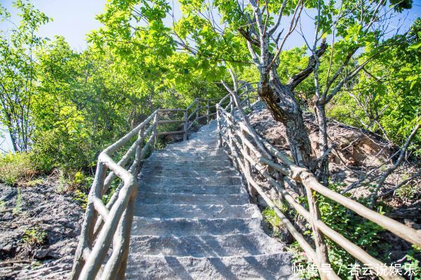 东北最陡峭的山峰，接近90°的阶梯，比肩华山之险