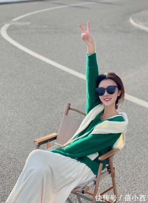 斜挎包 “针织衫”总是穿得平平无奇?建议你从颜色入手,轻松显白好几度