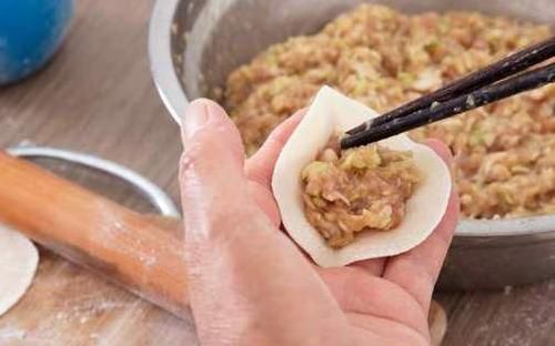 给肉馅去腥,加料酒还是加鸡蛋?分享正确做法,肉馅鲜嫩无腥味