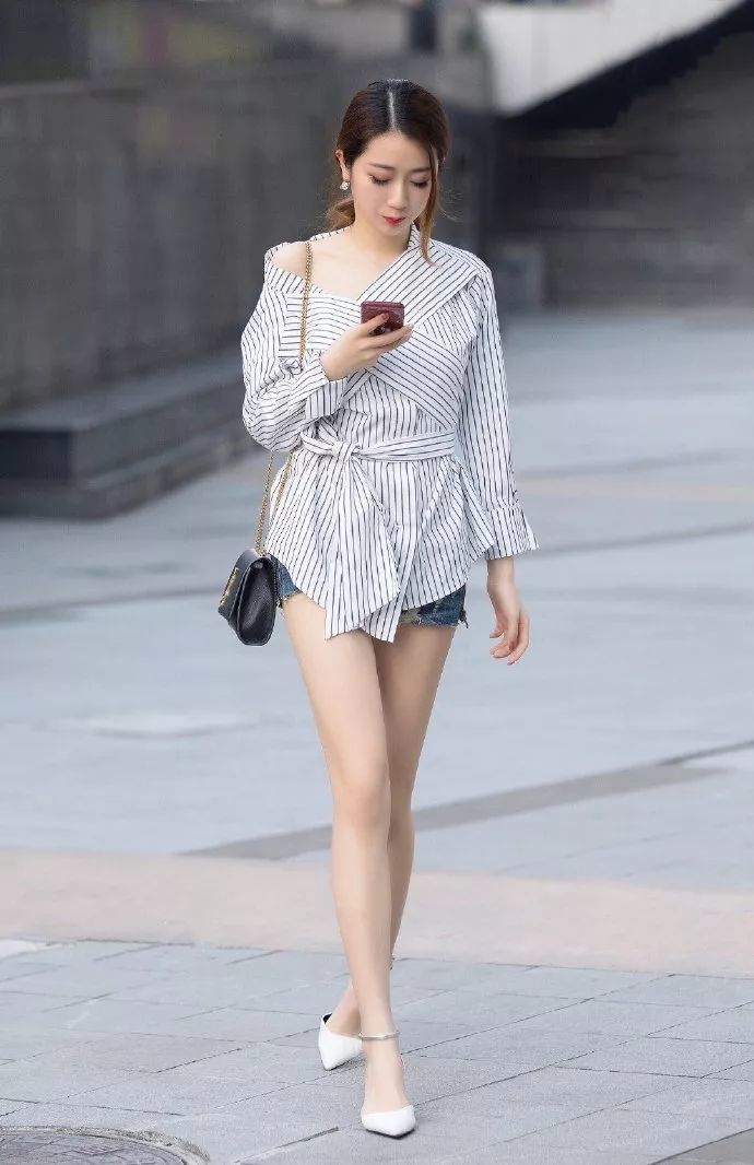 背心|路人街拍，美女搭配荧光色背心，穿出属于自己的完美气质