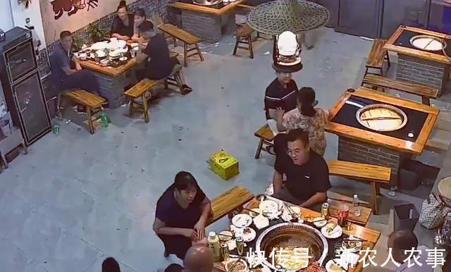 萌娃|安徽一萌娃火了,偷拿香烟分给店里的客人,网友:幼崽智商天花板