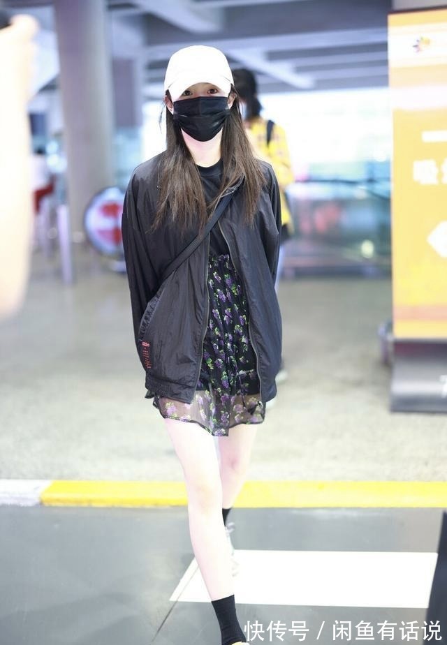 打扮|刘浩存真会打扮自己,光腿配男友外套秀身材,笑出月牙眼像学生妹