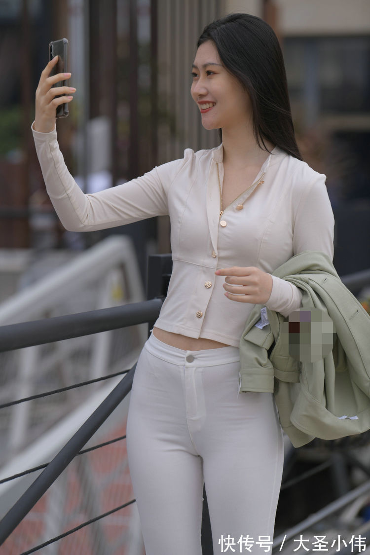 淑女|美女街拍:修身的连衣裙加上纯粉的颜色,看着淑女气质满满的