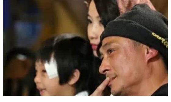 永久性|錄《爸爸去哪兒》造成眼角永久性傷害，13歲費(fèi)曼露無(wú)劉海正臉