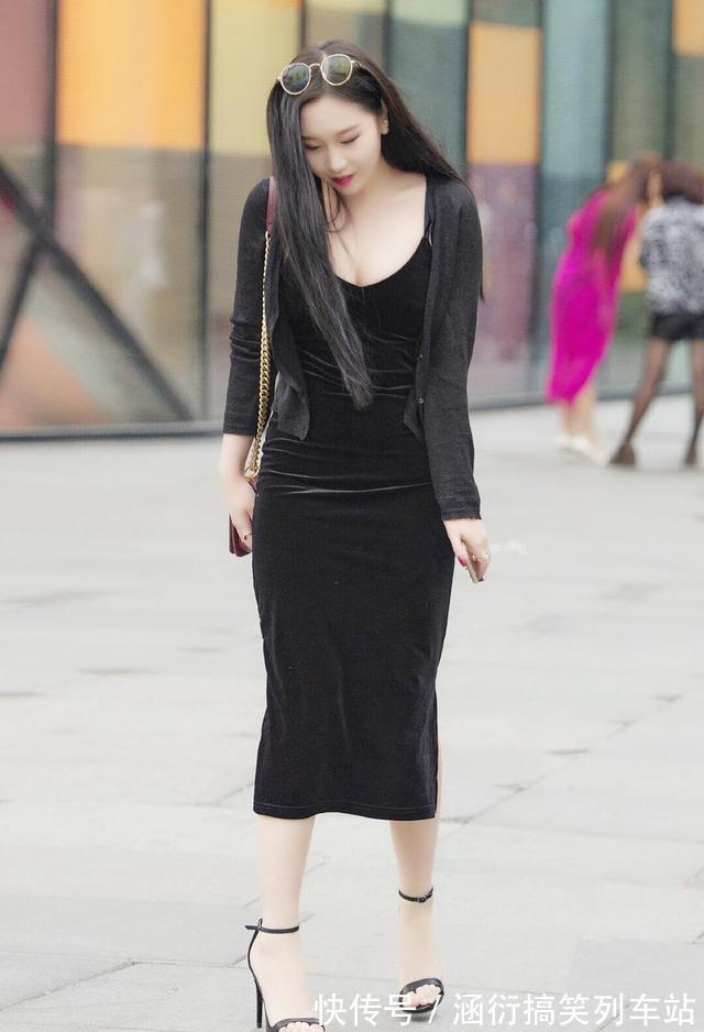 尖头 美女脚上搭配上一双尖头的高跟鞋,让她带着气质,带着帅气