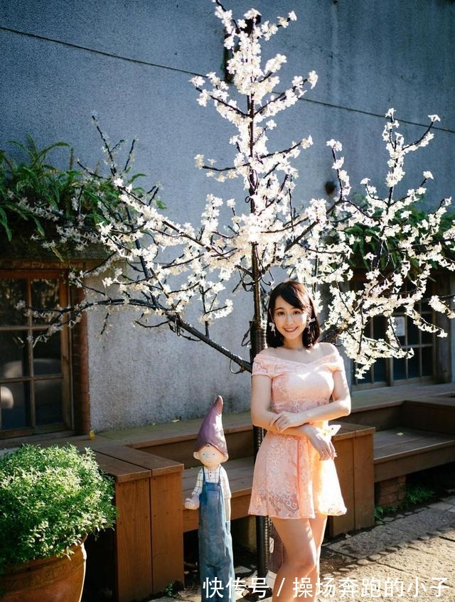 钩花 粉色的蕾丝钩花连衣裙，可一字肩可V字领的两种穿法，精致又时尚