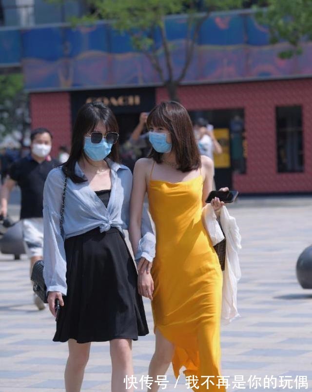 知性|亮黄色绸缎连衣裙外搭白色外套，温柔知性，从容优雅