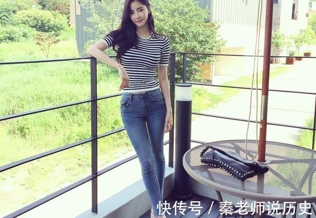 美女|穿搭紧身牛仔裤的美女,散发出成熟的女人味!